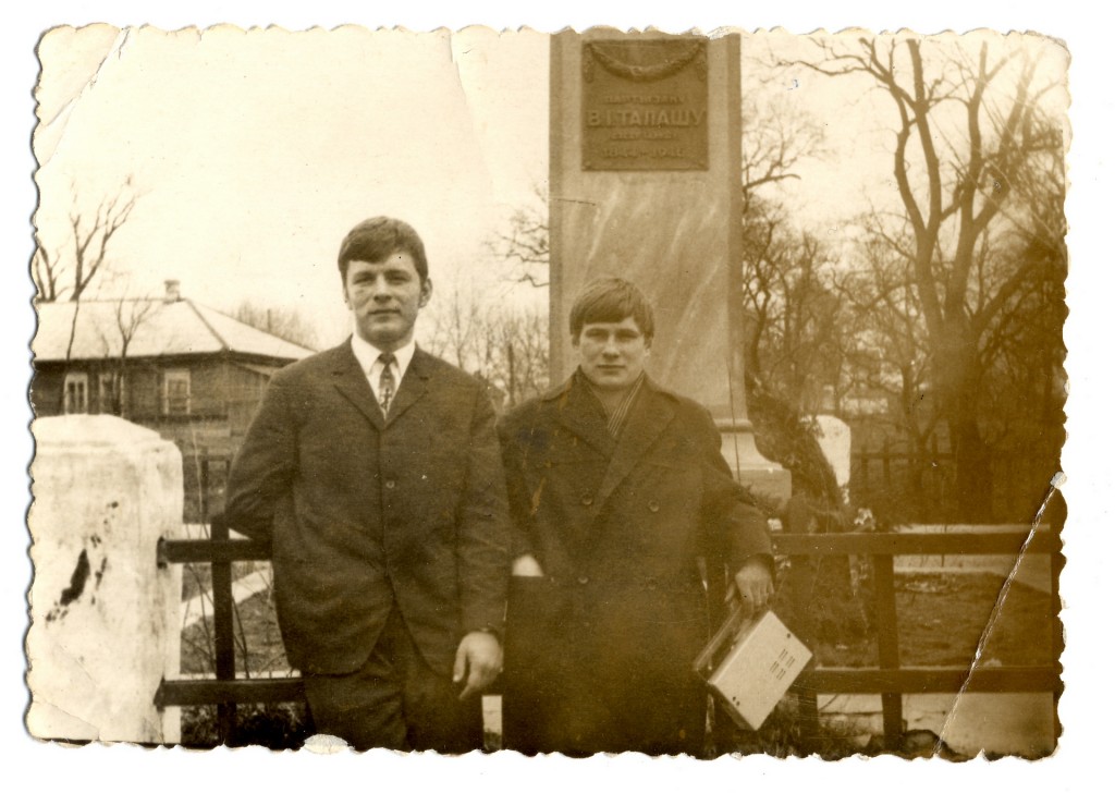 фото памятник Деду Талашу в парке Петрикова