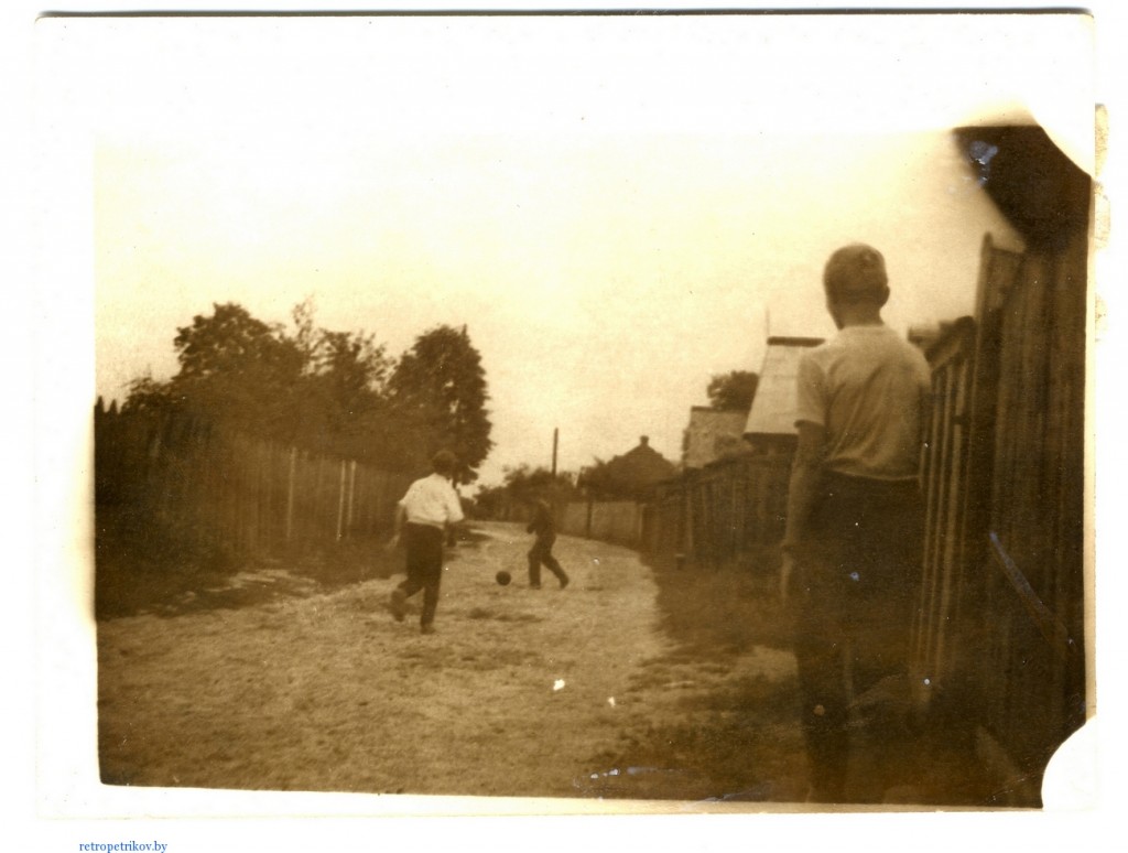 фото дети играют в футбол на улице