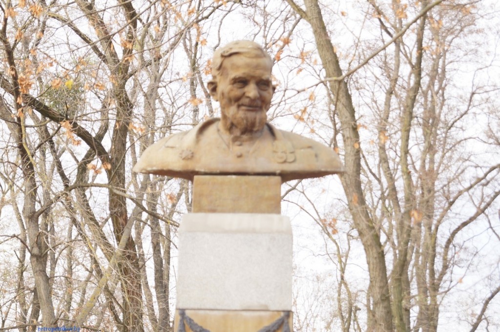 фото памятника Деду Талашу в Петрикове