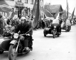 мотоциклисты на октябрьской демонстрации
