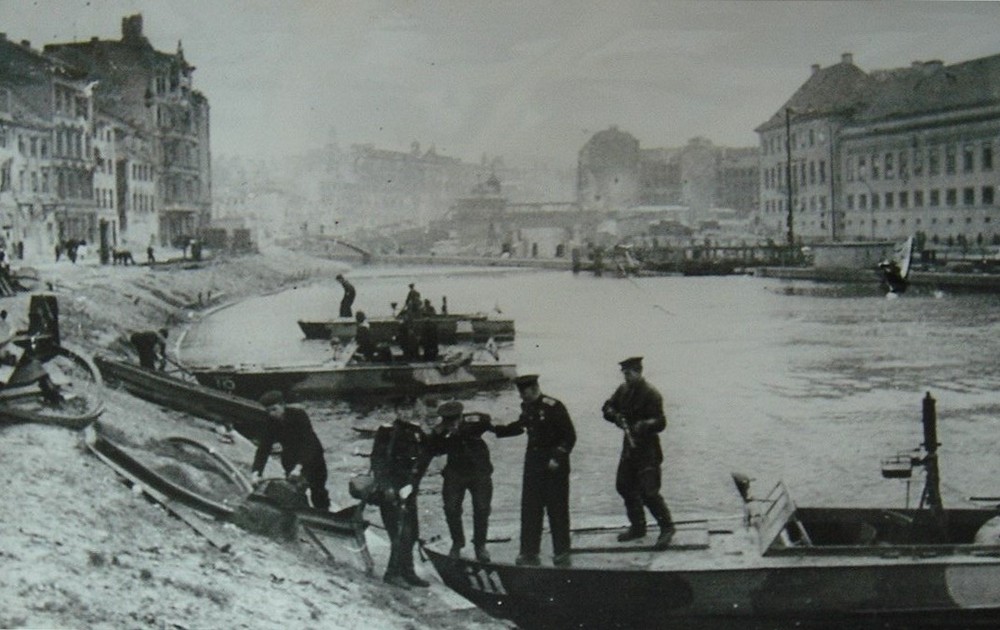Днепровская флотилия в Берлине на р. Шпрее