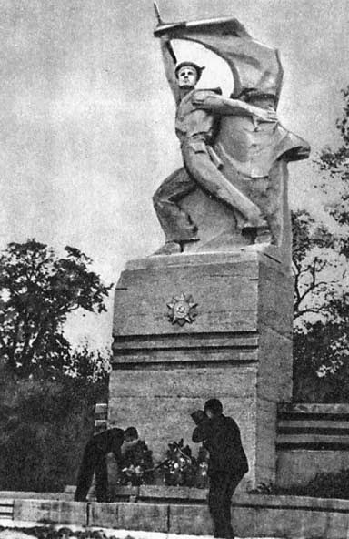 фото памятника Чалому