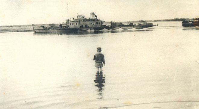 мальчик рыбачит на Припяти