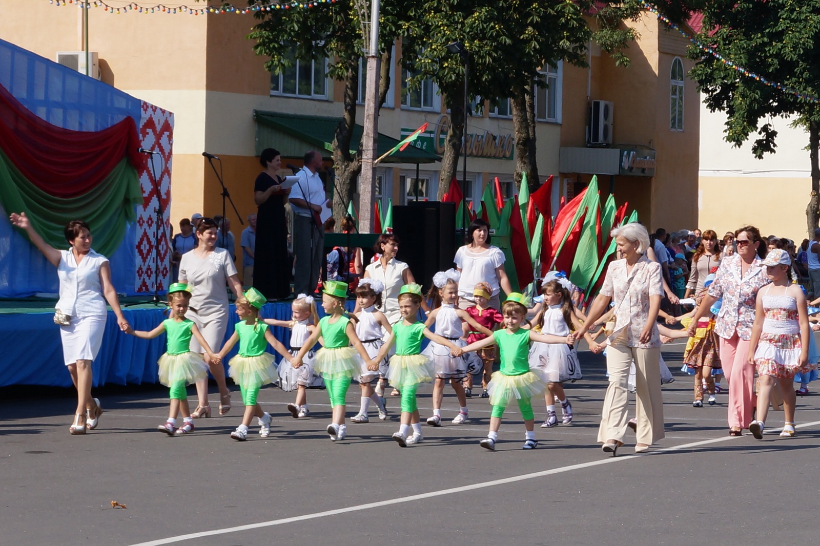 детский садик на параде