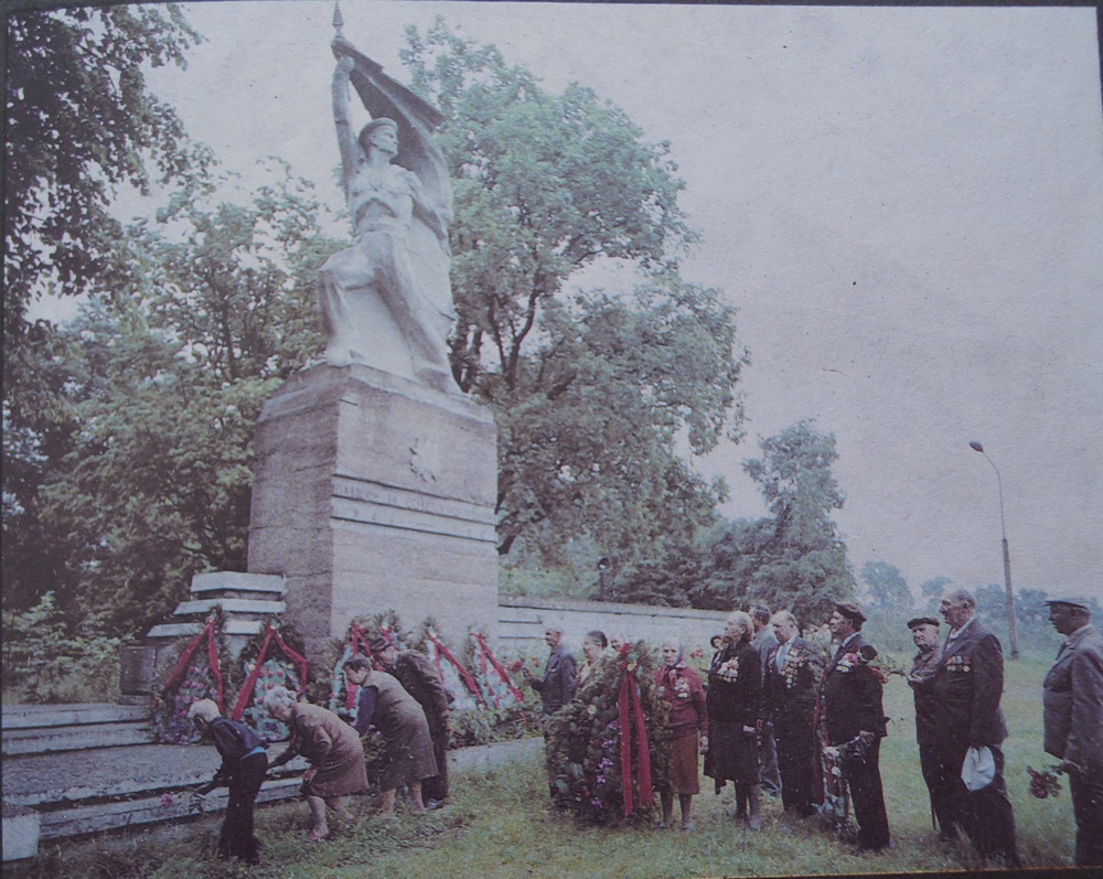 фото памятника Чалому