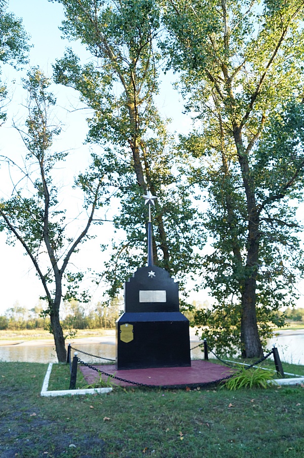 памятник на берегу припяти