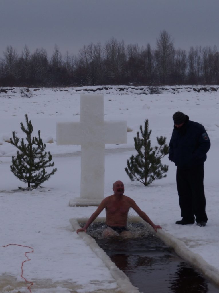 фотофото - ритуала купания в крещенской купели