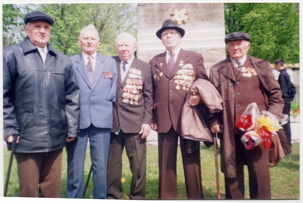 фото ветеранов возле памятника Чалому